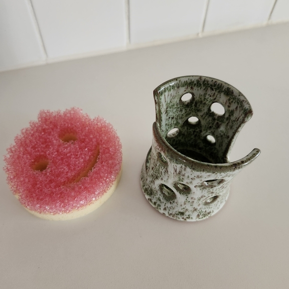 Frog Dish and a scrub daddy Ceramic kitchen sponge holder - Picture 2 of 6